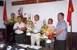 Trao sổ hưu cho Phó TGĐ Lê Minh Châu và Nguyễn Hồng Phú