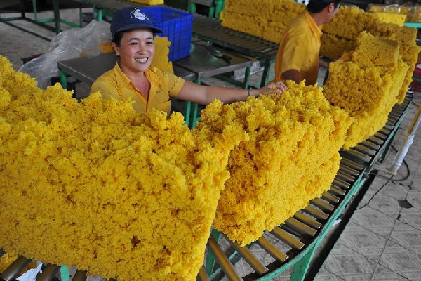 Giá cao su tăng do sản lượng giảm