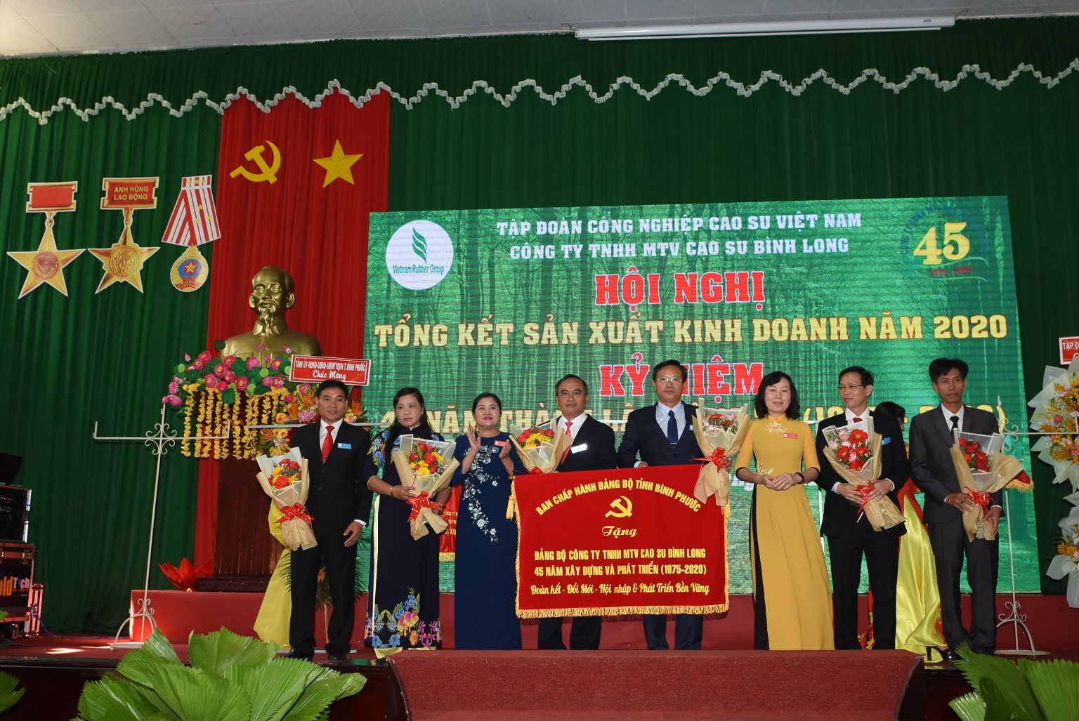  Phát huy truyền thống anh hùng, không ngừng đổi mới, sáng tạo, xây dựng Cao su Bình Long vững mạnh toàn diện