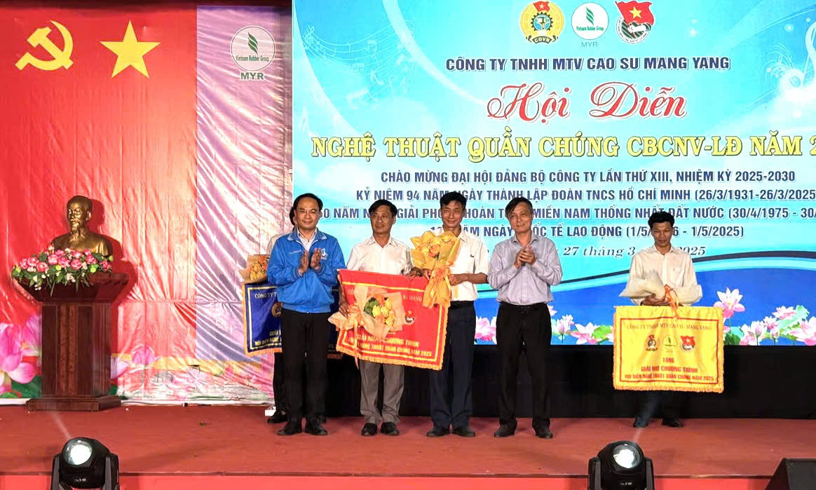 21 tiết mục tham gia Hội diễn nghệ thuật quần chúng Cao su Mang Yang