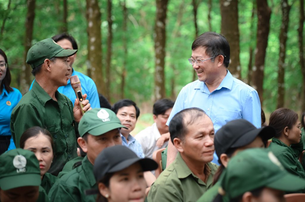 Chủ tịch Công đoàn Cao su Việt Nam thăm tặng quà công nhân Cao su Bình Long, Lộc Ninh