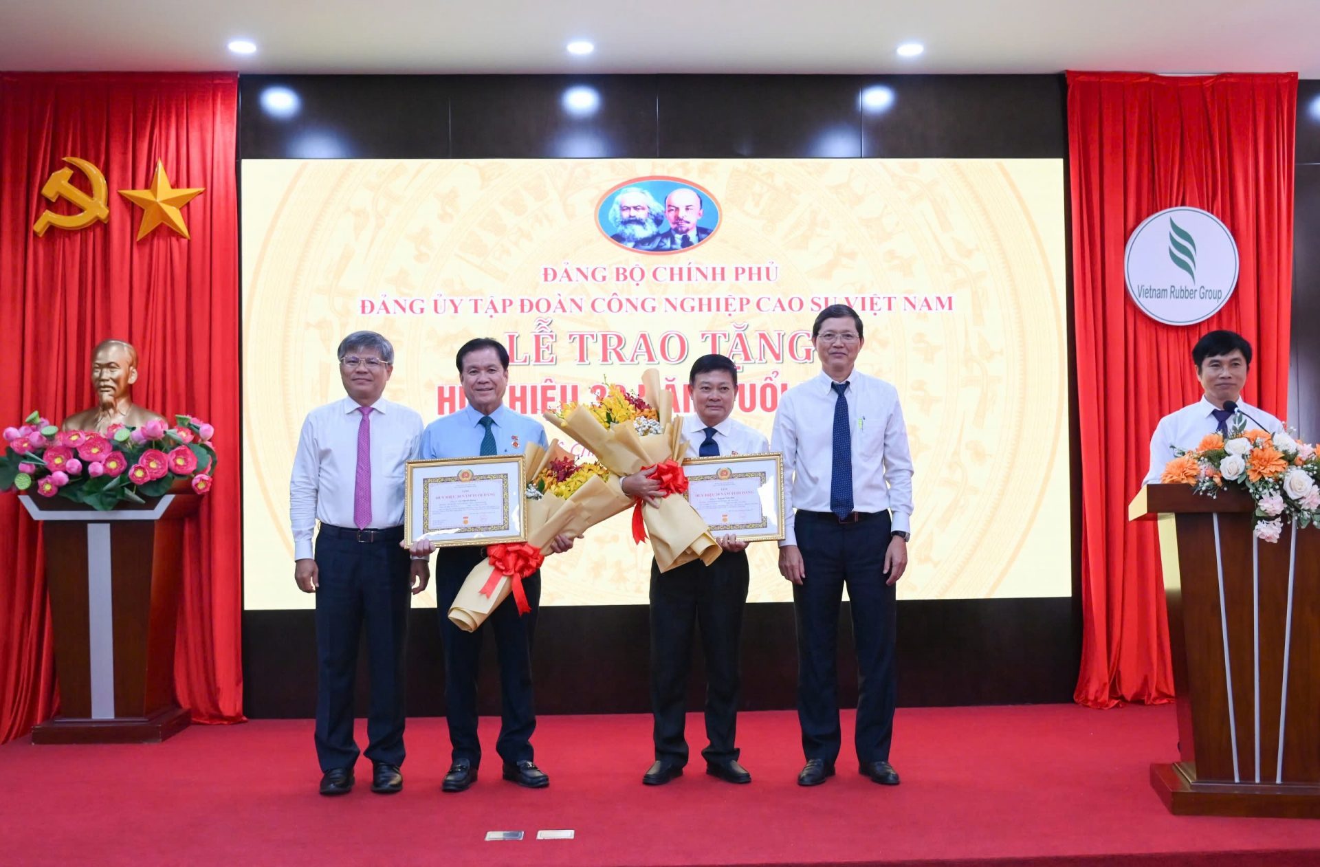 Trao Huy hiệu 30 năm tuổi Đảng cho đồng chí Lê Thanh Hưng và Huỳnh Văn Bảo