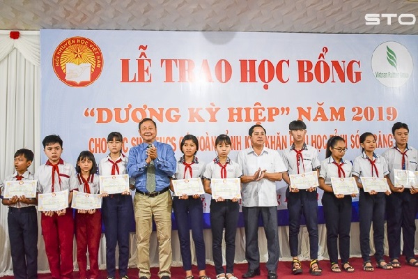 Trao 240 suất học bổng “Dương Kỳ Hiệp” cho học sinh nghèo hiếu học