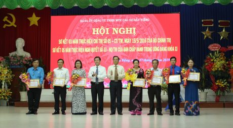 Cao su Dầu Tiếng tặng hơn 5.700 vỏ xe “★★★ VRG” cho công nhân