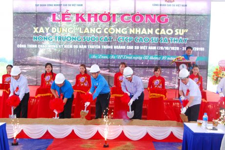 Khởi công xây dựng “Làng công nhân cao su”