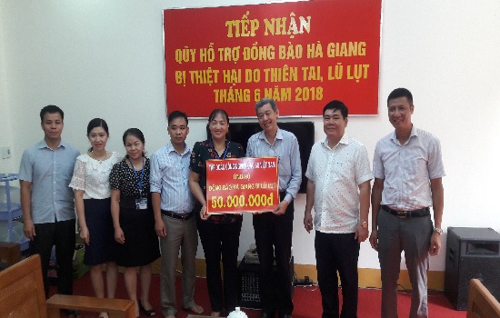 TRAO QUÀ ỦNG HỘ ĐỒNG BÀO HÀ GIANG BỊ THIỆT HẠI DO MƯA LŨ