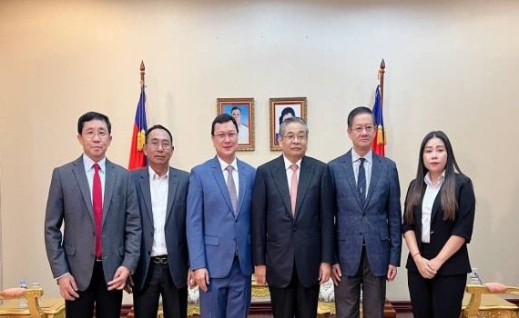 Văn phòng Đại diện Tập đoàn Công nghiệp cao su Việt Nam (VRG) tại Campuchia đã tổ chức buổi phỏng vấn Phó Thủ tướng Yim Chhayly
