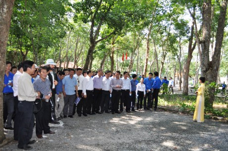 Các đại biểu tham quan Khu trưng bày Di tích lịch sử Làng cao su thời Pháp thuộc.
