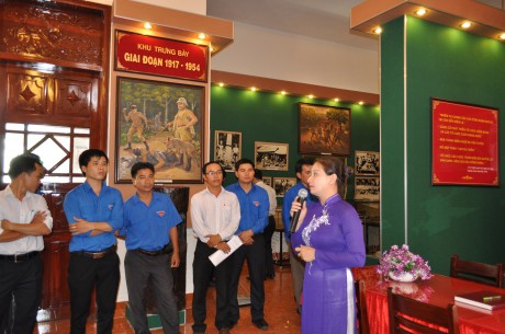 Các đại biểu tham quan Nhà Truyền thống tại Công ty TNHH MTV Cao su Dầu Tiếng.