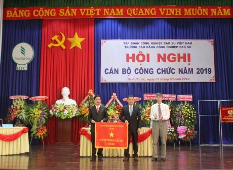 Trường Cao đẳng CNCS nhận Cờ thi đua xuất sắc của VRG