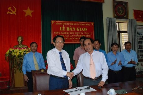 Cao su Chư Prông: Bàn giao chức vụ Bí thư Đảng ủy cho ông Võ Toàn Thắng