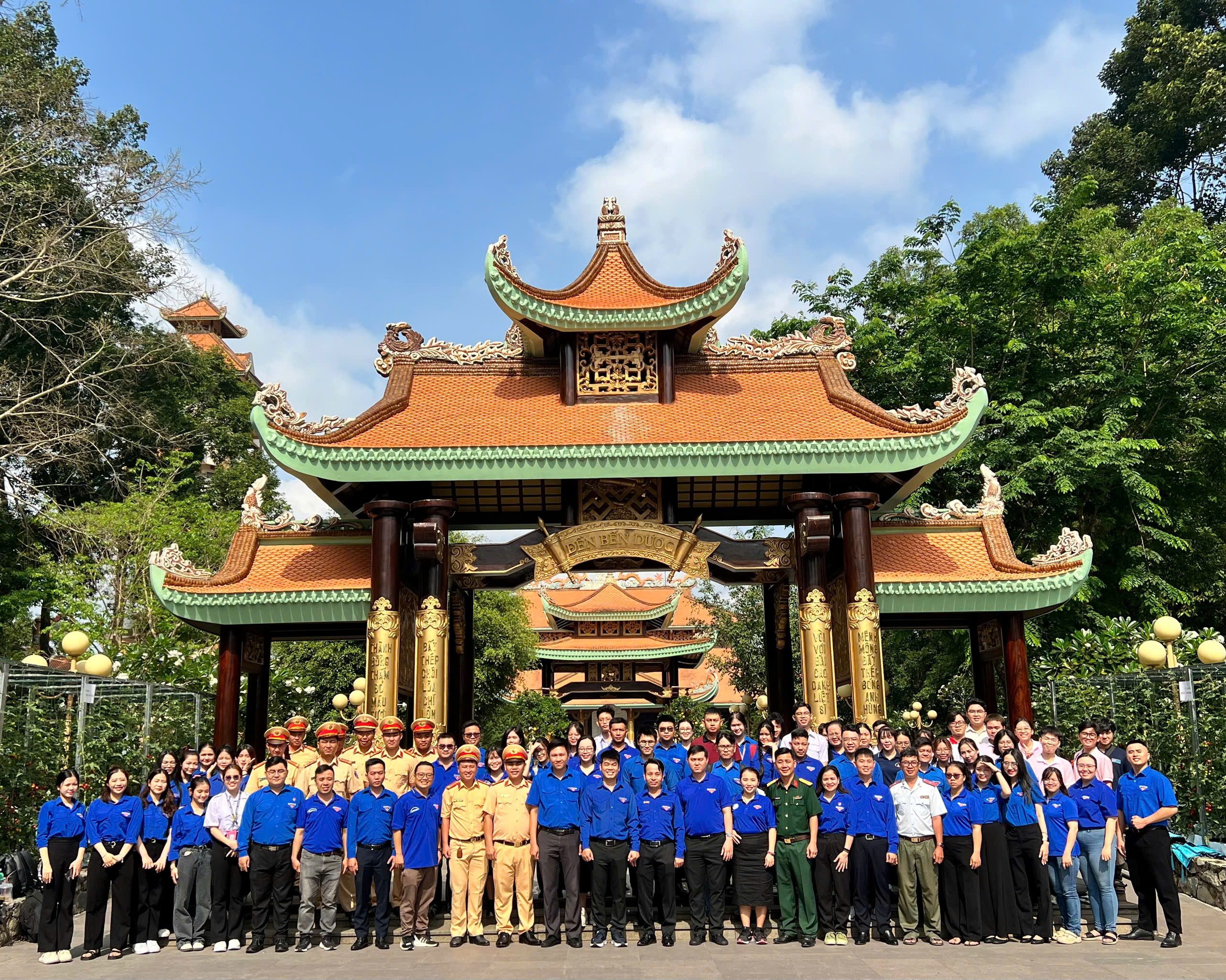 Đoàn Thanh niên VRG tổ chức chương trình “Đồng hành cùng người bạn ngoại thành” với chủ đề “Tiếp lửa truyền thống anh hùng”
