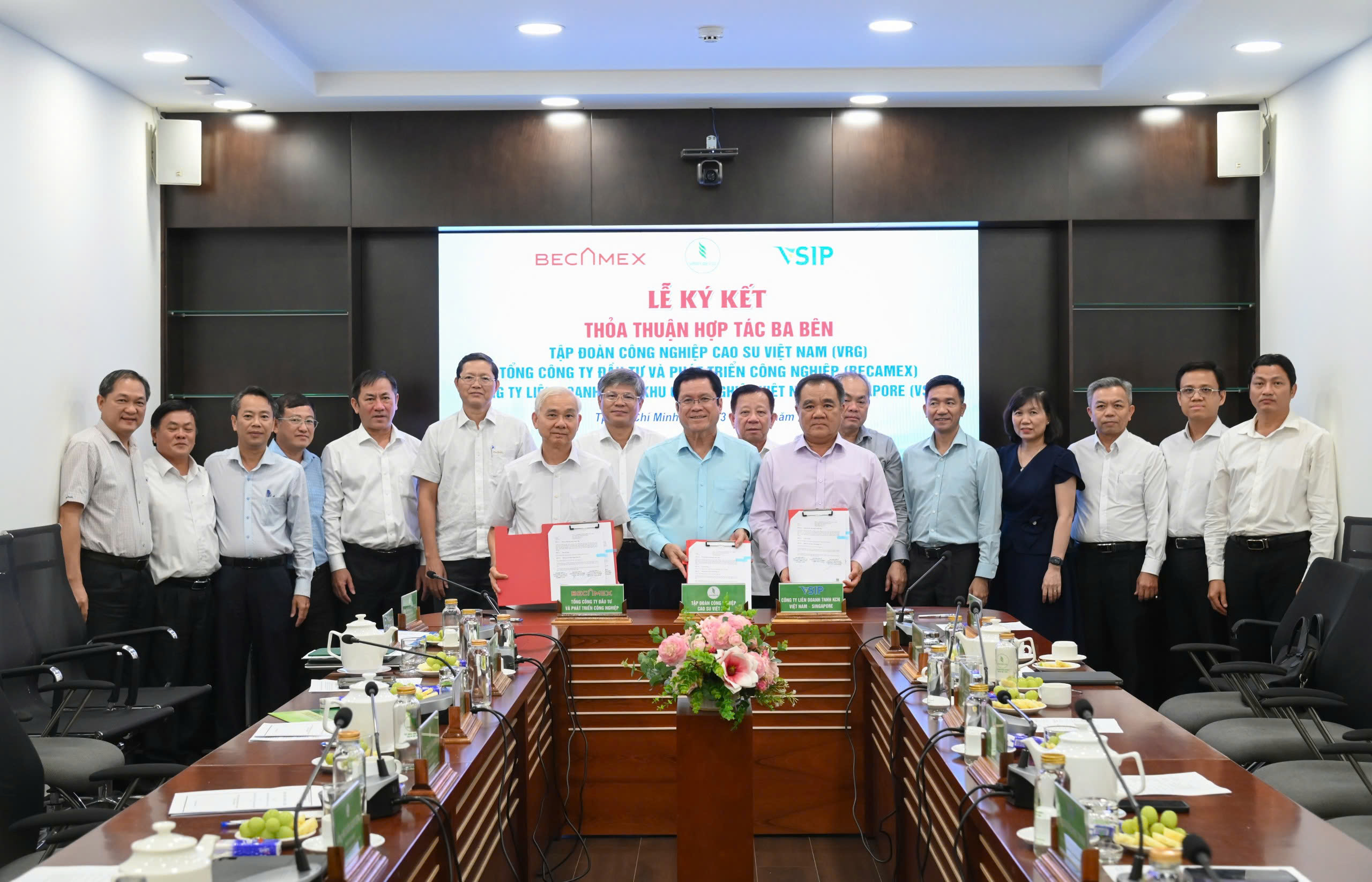VRG ký kết hợp tác với Becamex và VSIP