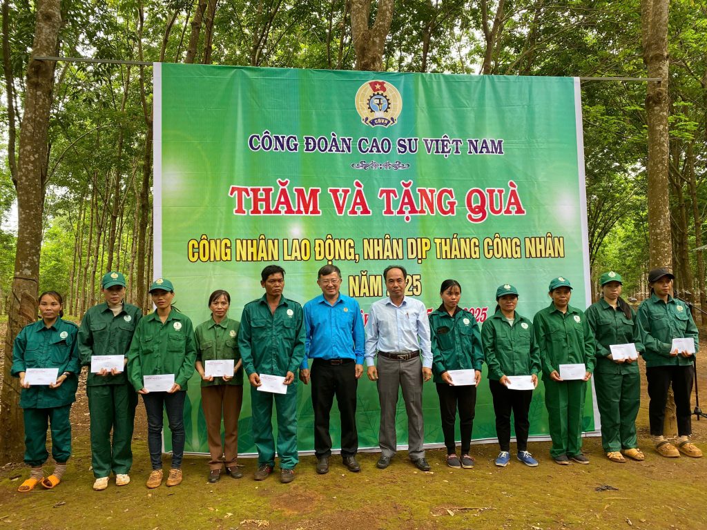 Công đoàn Cao su Việt Nam thăm, tặng quà công nhân Cao su Chư Prông